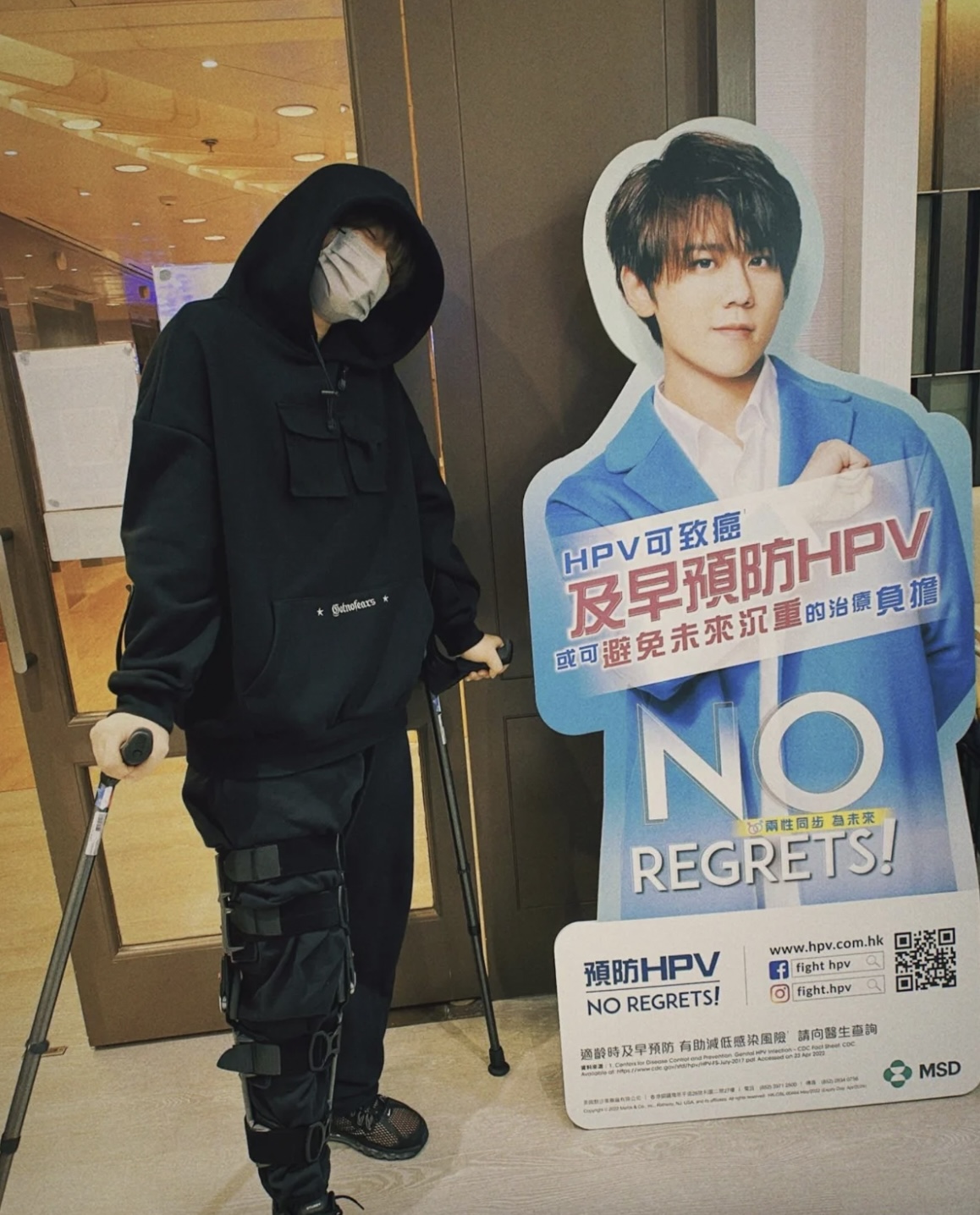 姜濤去年腳傷動手術後手持拐杖2個月。