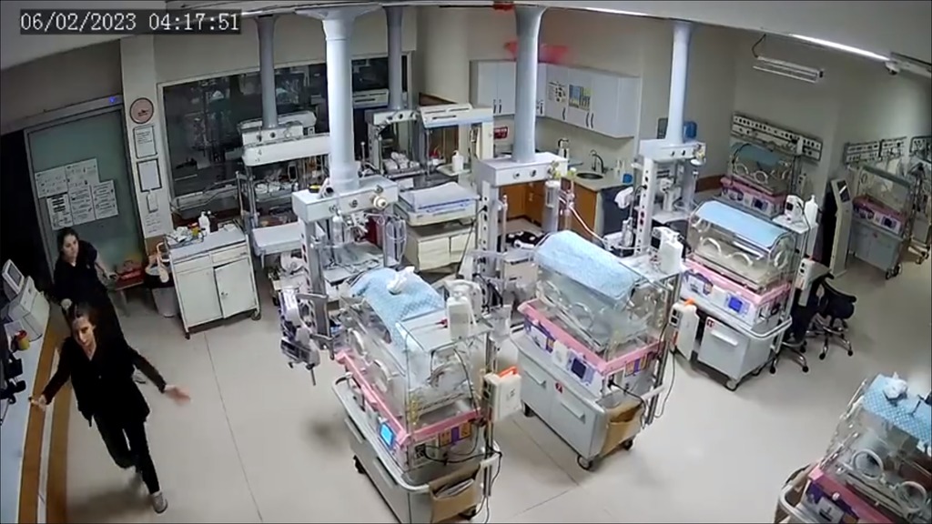 2名護士一臉驚慌地衝進病房。