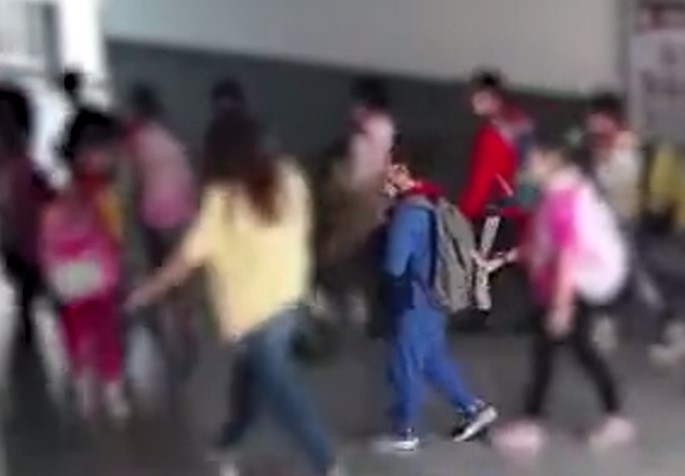 老師(黃衣)經過男孩(藍衣)但未多加關心。