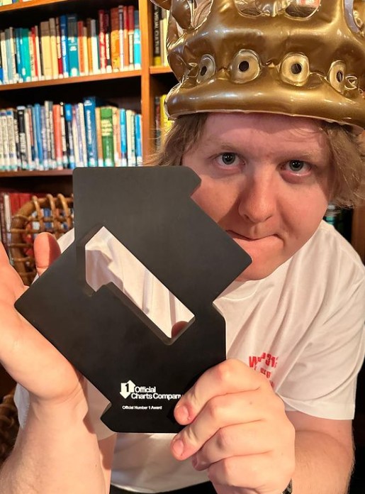 他自嘲自己是妥瑞氏症的代言人,願意去為了社會去宣傳這個病該如何預防和治療。