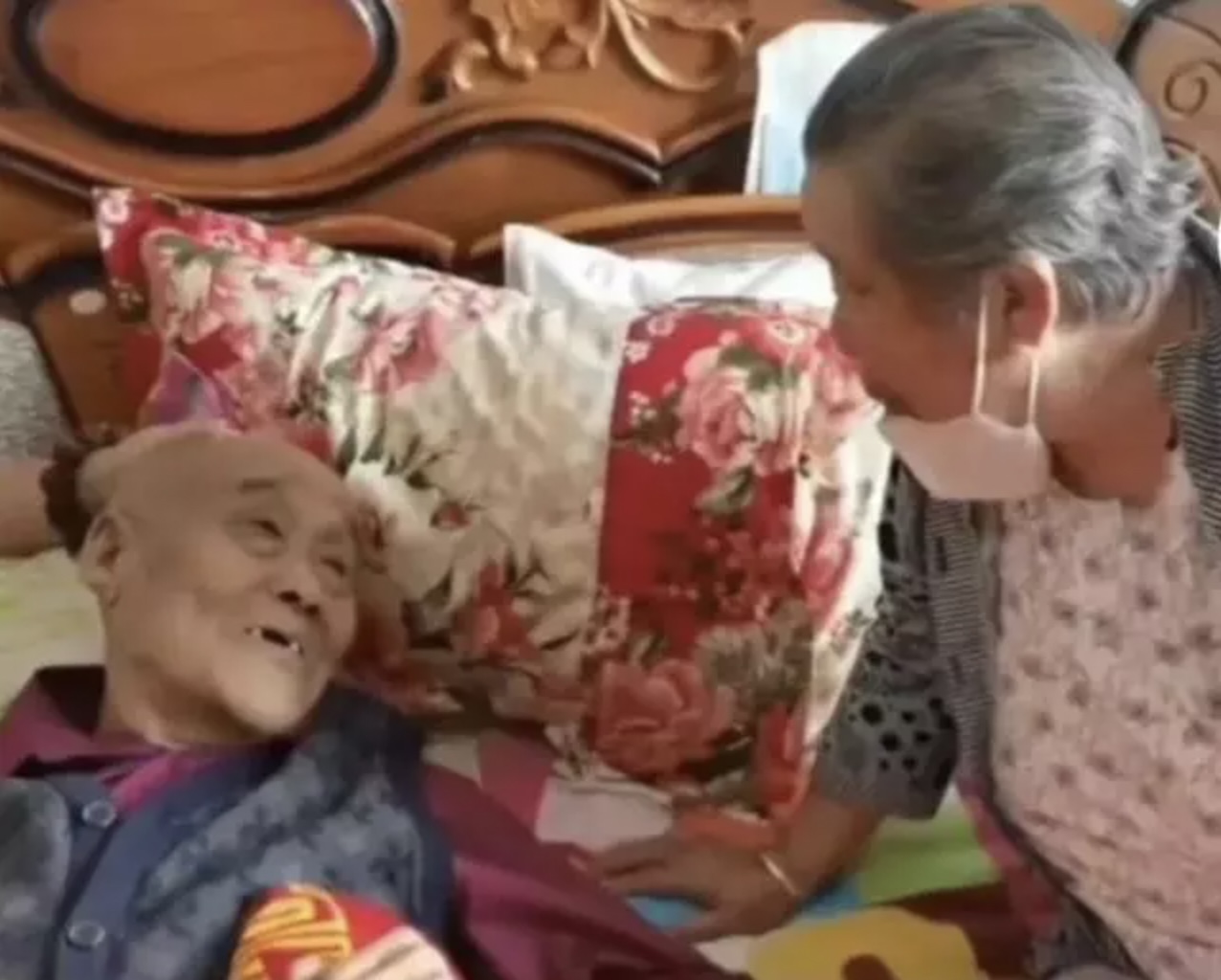 一位88歲的老伯伯不放心留下老伴一個人,在臨終前不停與老伴交代著後事、回憶著從前。