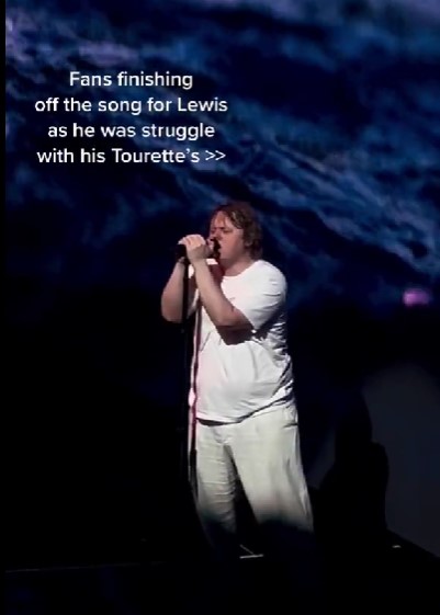 從現場畫面來看Lewis非常難受。