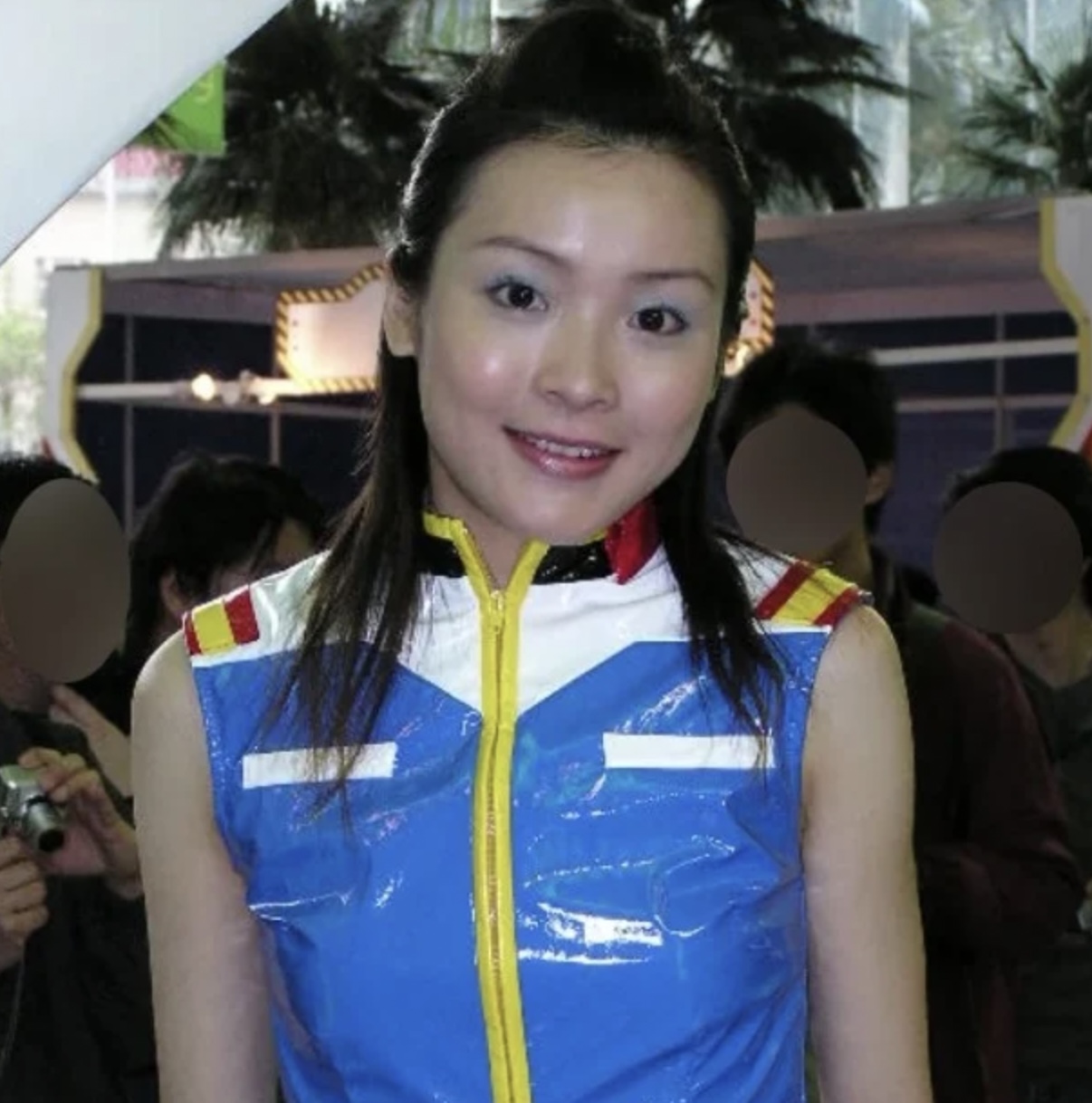 Ali全程笑容滿面,任影唔嬲,非常專業。