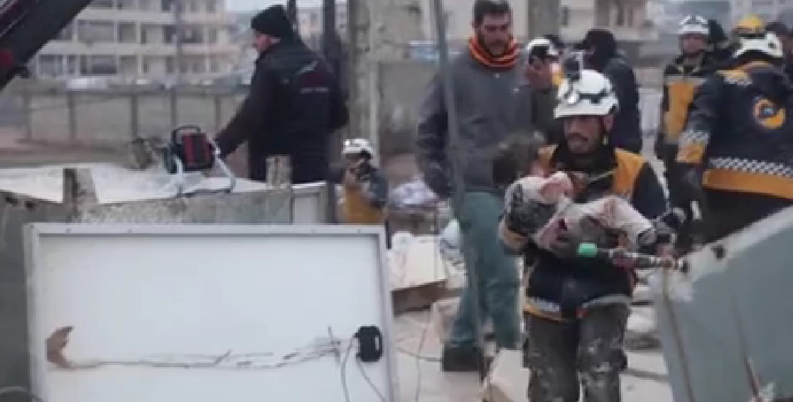 救援人員在倒塌的瓦礫中發現了Raghad Ismail。