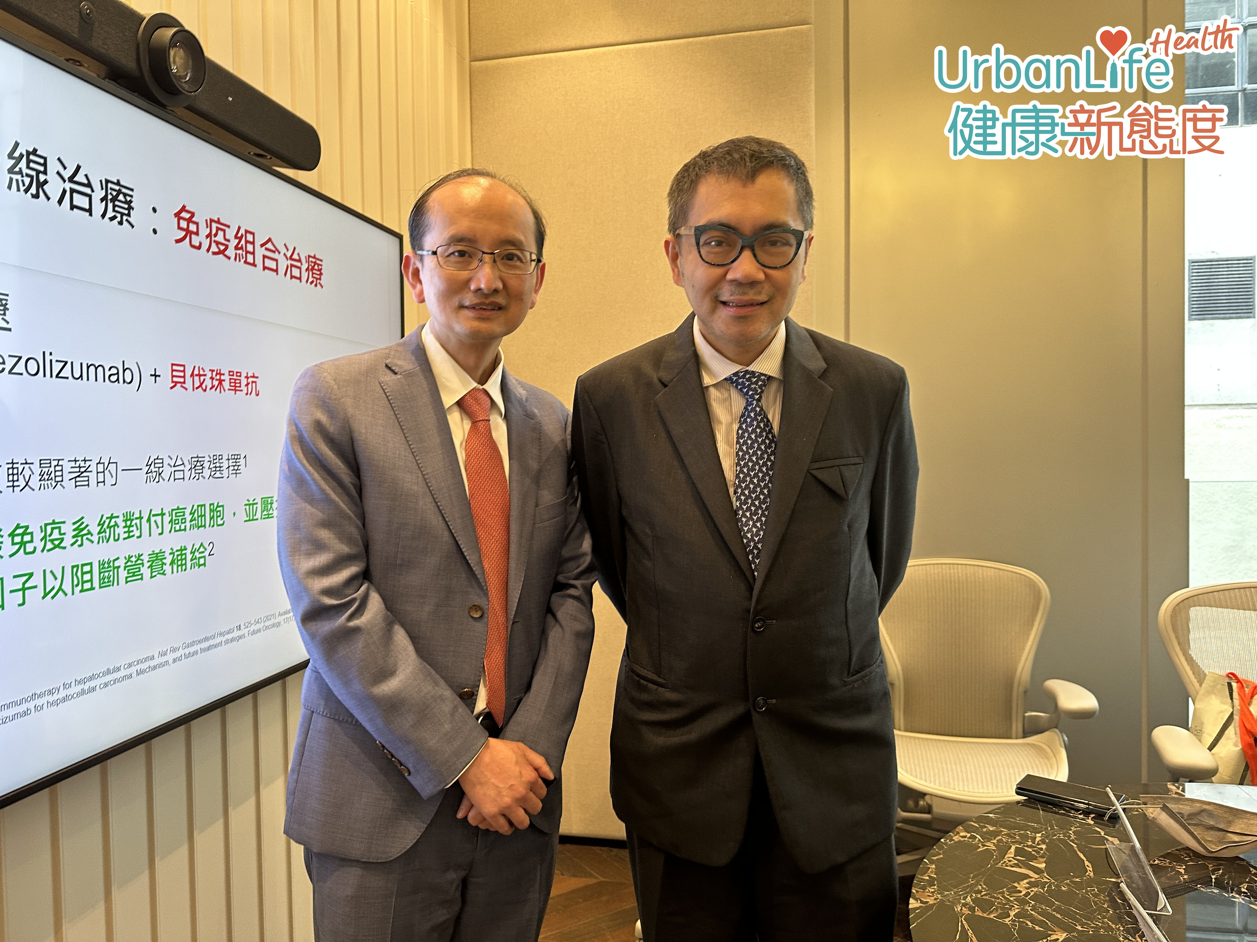 香港肝癌及腸胃癌基金會榮譽秘書內科腫瘤科專科醫生邱宗祥(右)解釋,由於肝臟有自我修復功能,因此即使只剩下小部份正常仍可運作,導致早期病徵並不明顯。