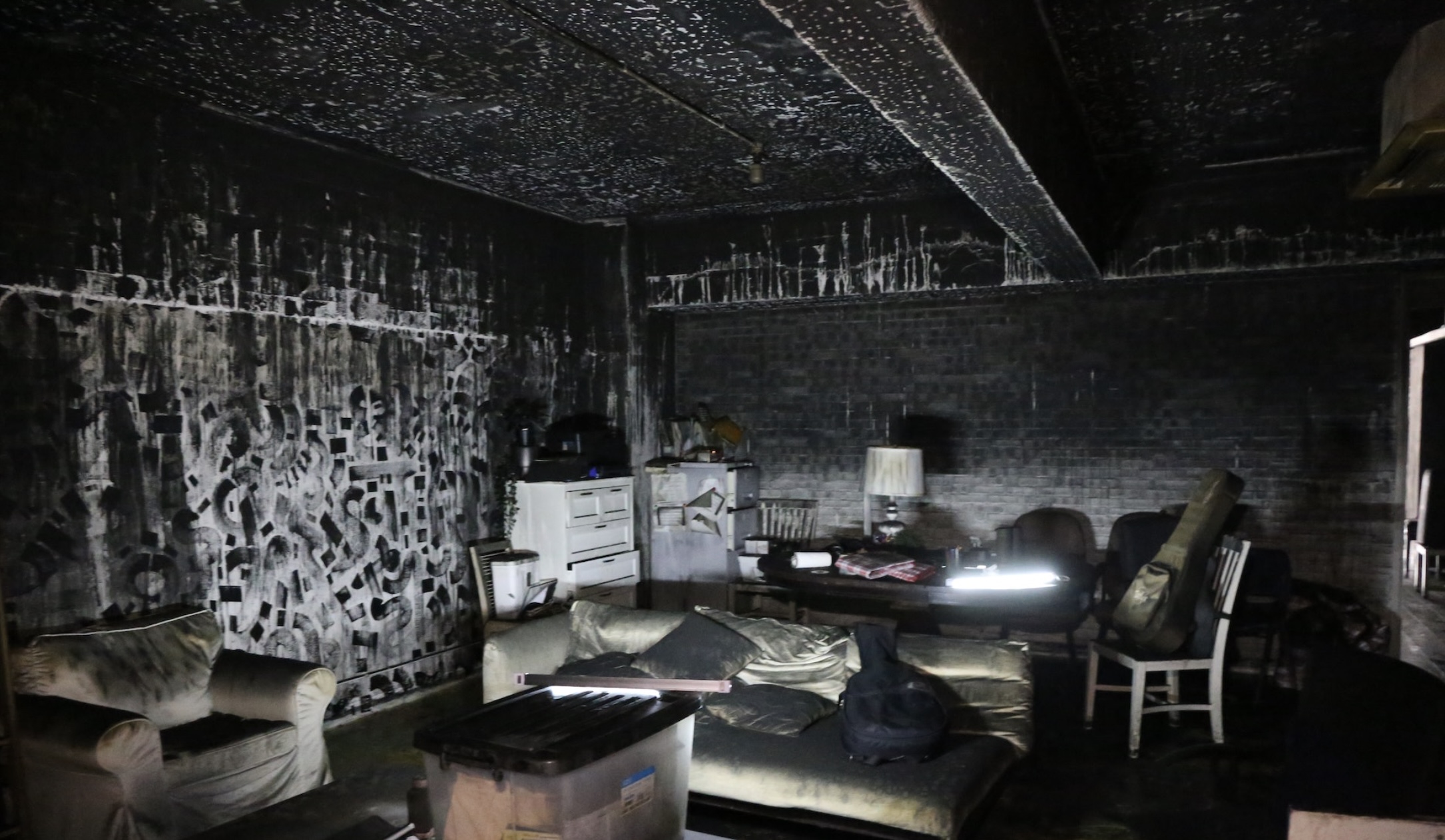 位於鄰近的香港慈善機構Love 21 Foundation亦受火警波及，遭受到嚴重損毀。