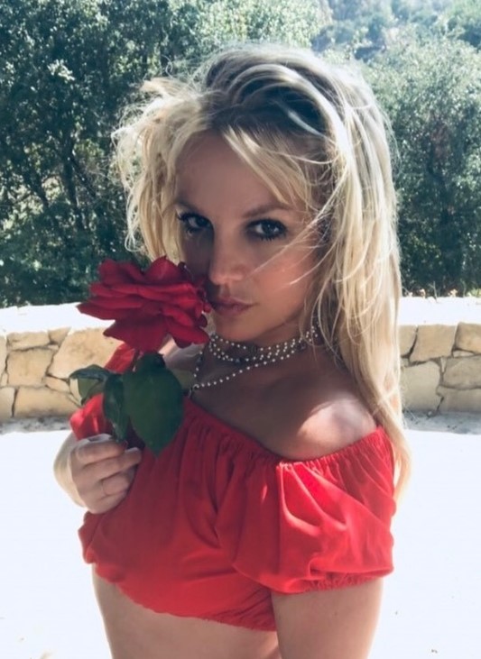 Britney Spears被父親長達13年的強行監控、強裝避孕器、逼迫吃藥完成表演至精神崩潰的經歷