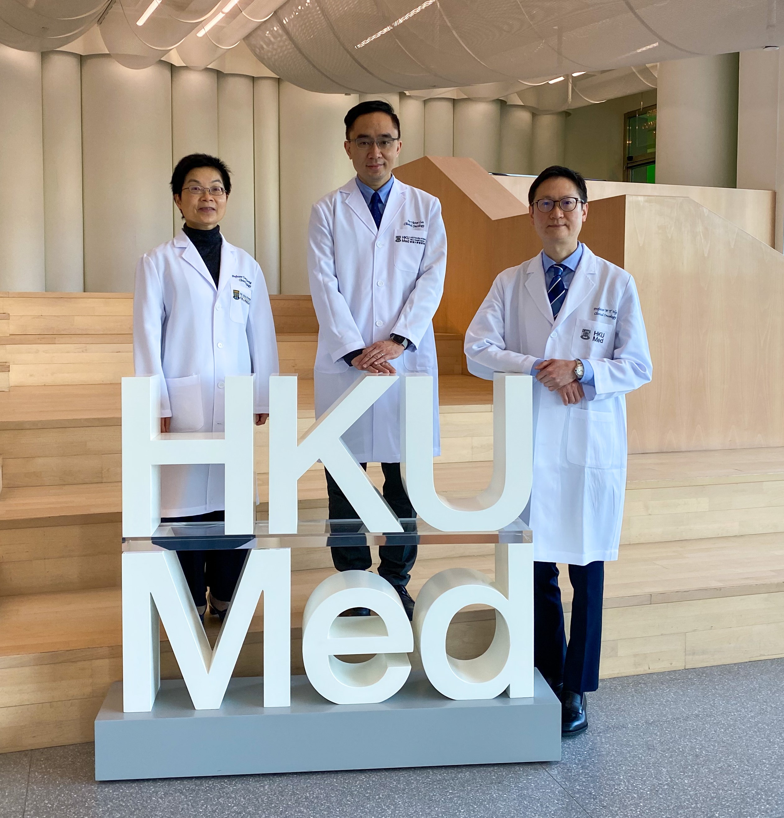 港大醫學院與國際學者攜手建立使用血漿EB病毒DNA於鼻咽癌診斷及治療的共識。研究團隊成員包括:(左起)鄺麗雲教授、李浩勳醫生及吳偉棠教授。