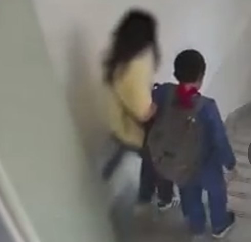 直到同學二次提醒老師男孩哭喊,老師才攙扶男孩下樓。