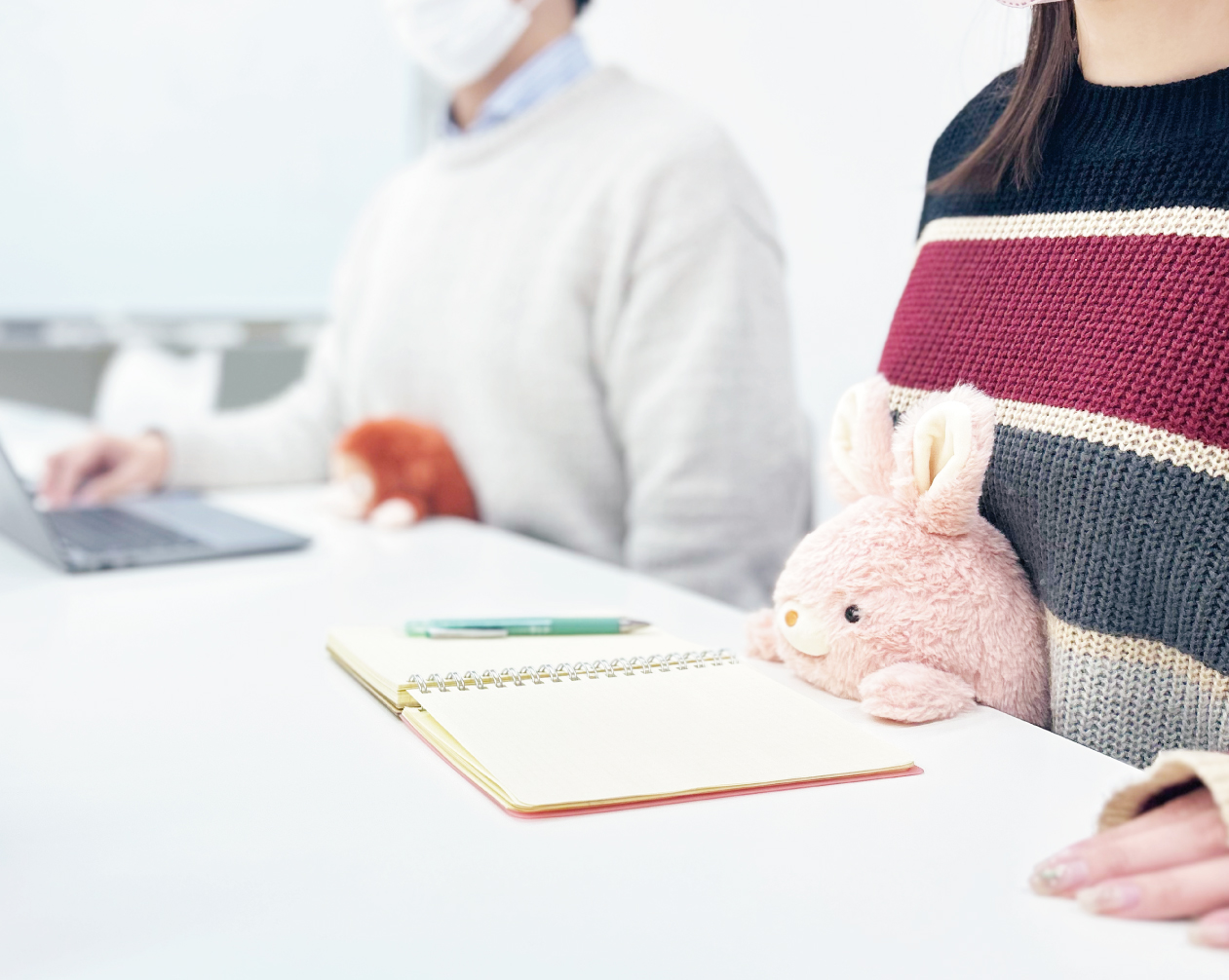 日本 Fumbals 近日推出一系列超萌糾正坐姿的公仔。