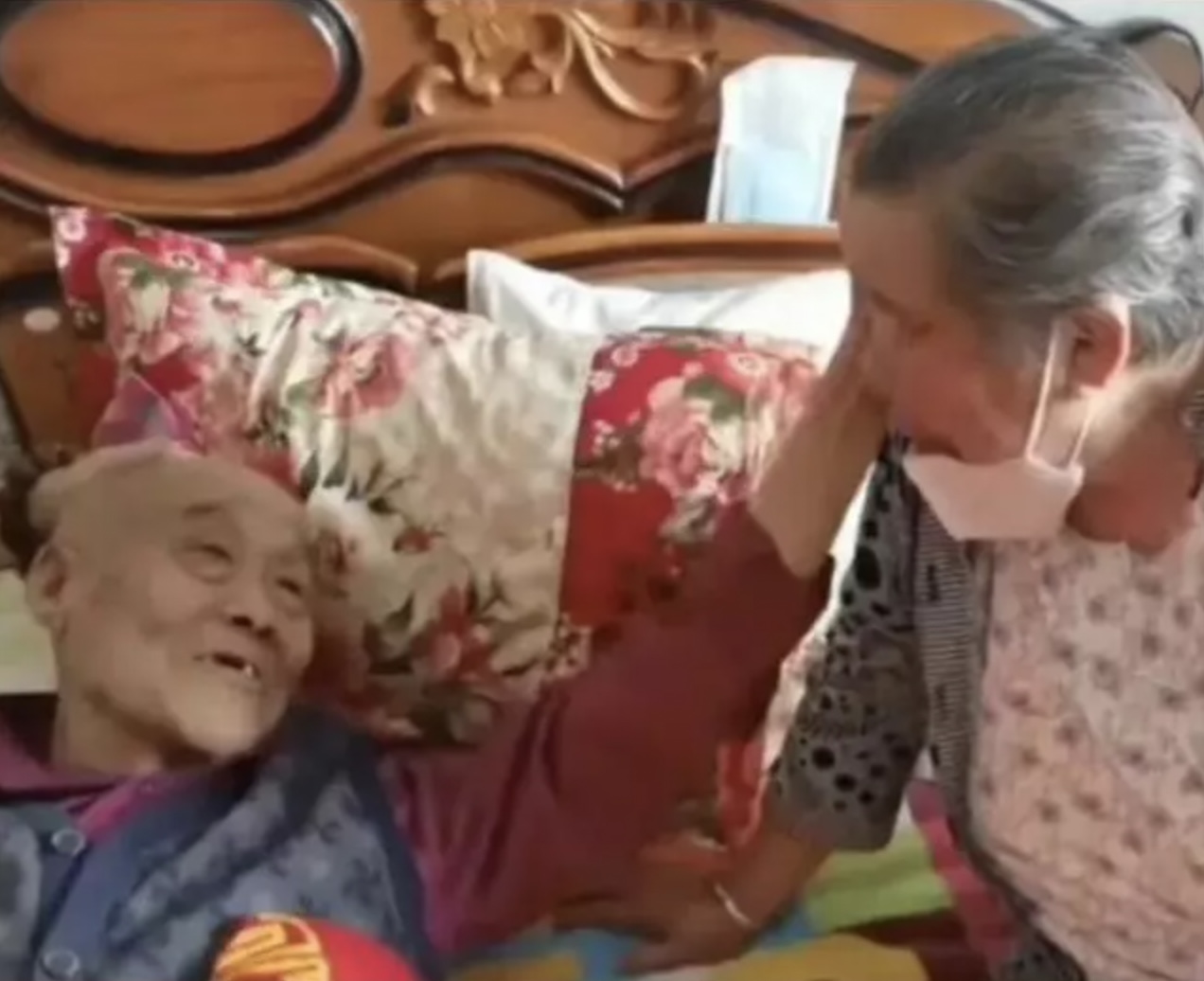 老伯伯臨終前輕撫老伴額頭。