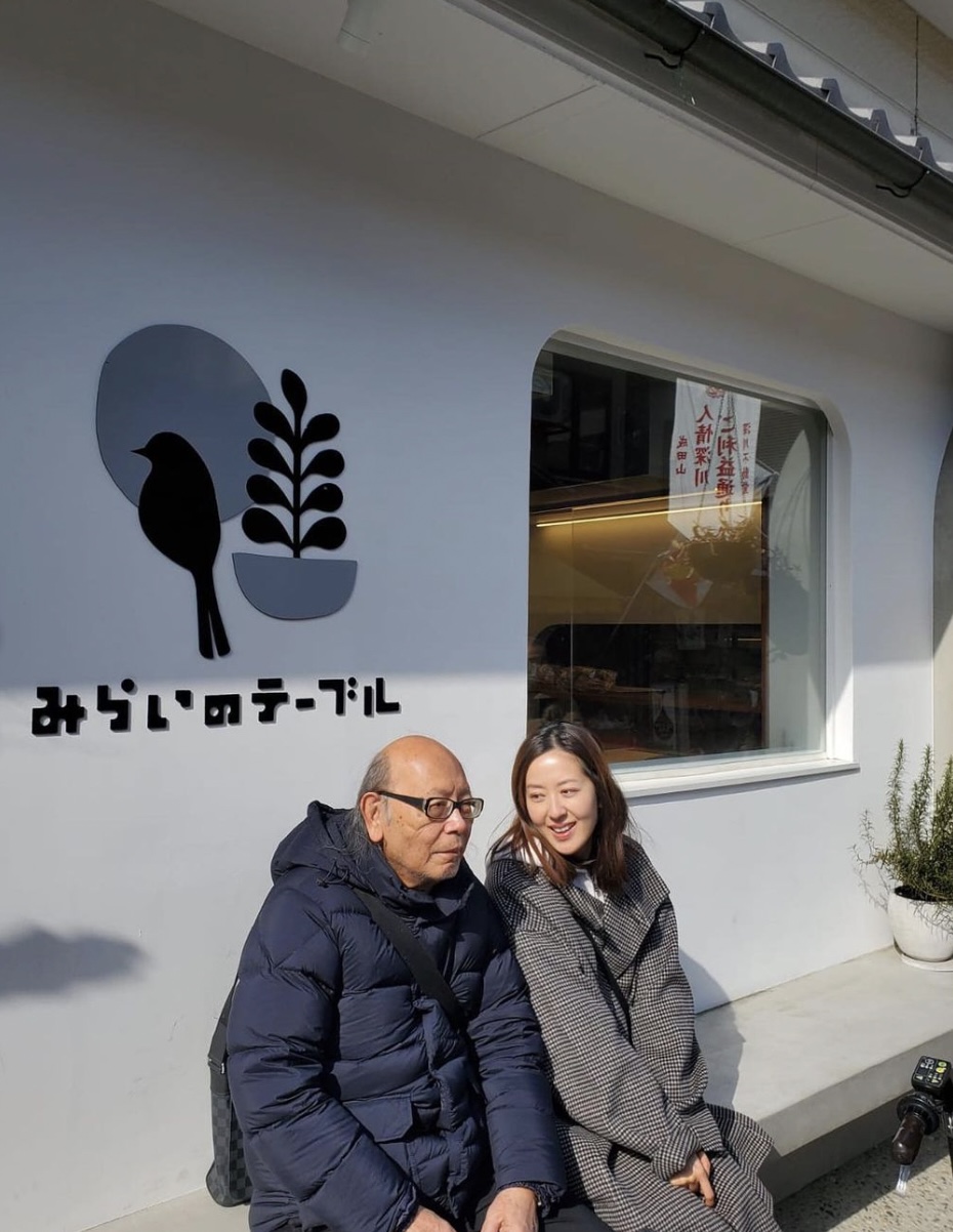 唐詩詠在社交平台分享與父親去日本旅行的照片。
