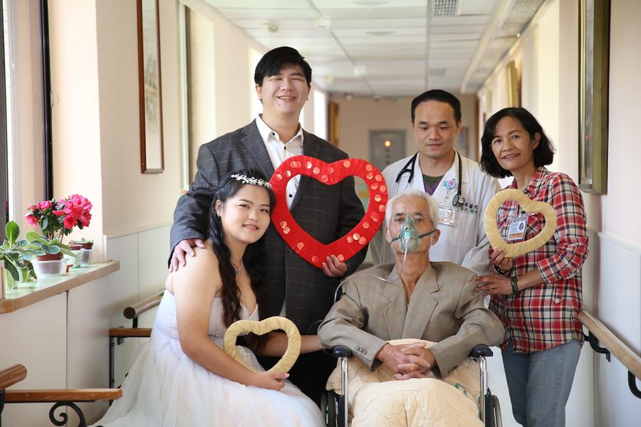 鄭怡亭才會想要為了幫助父親圓夢,計劃在今年穿上婚紗與父親一起拍全家福。