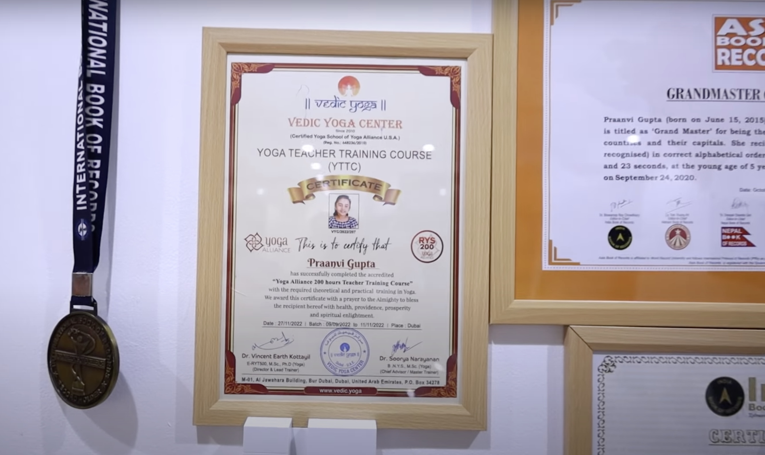 7歲獲認證為註冊瑜伽教練。