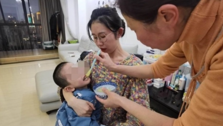 父親選擇離家出走,照顧小源的重擔自然指向母親,由小源婆婆與母親輪流照顧。