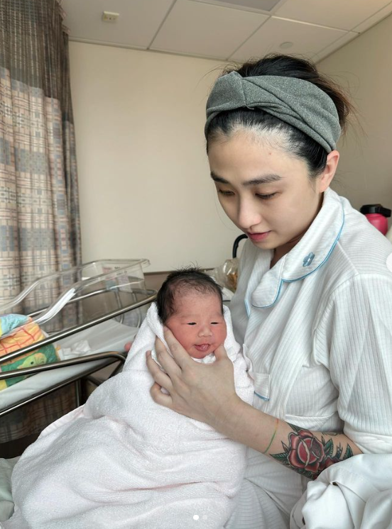 Audrey卻在37周時就忍不住「想出來」,導致等不到3月21日的預產期,足足提早了2個星期出世。