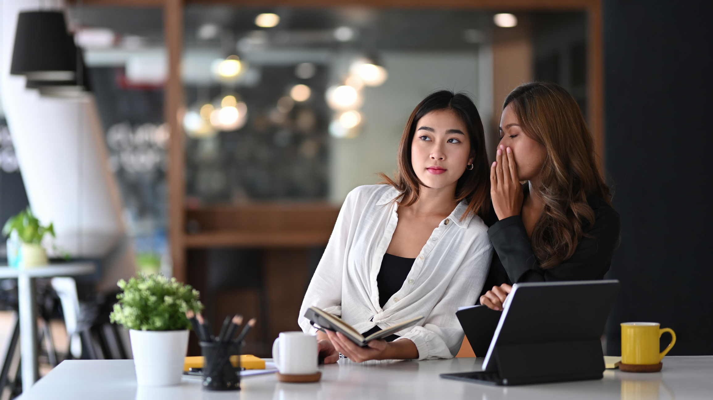 因不敢動手術治療白內障而誤信偏方，後來還被針灸傷害了眼球。