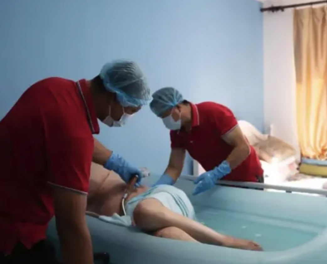 助浴師上門提供洗頭、泡澡、理髮、剪指甲、床上殺菌除螨消臭等服務。