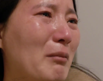 多次女兒與兒子來來回回的對話,讓劉女士承受巨大壓力與極度傷心。