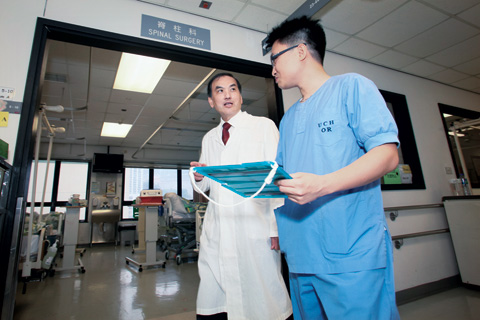 港府早前已通過海外醫生免試修例，惟來港的醫生並不多，公立醫護人手仍短缺。