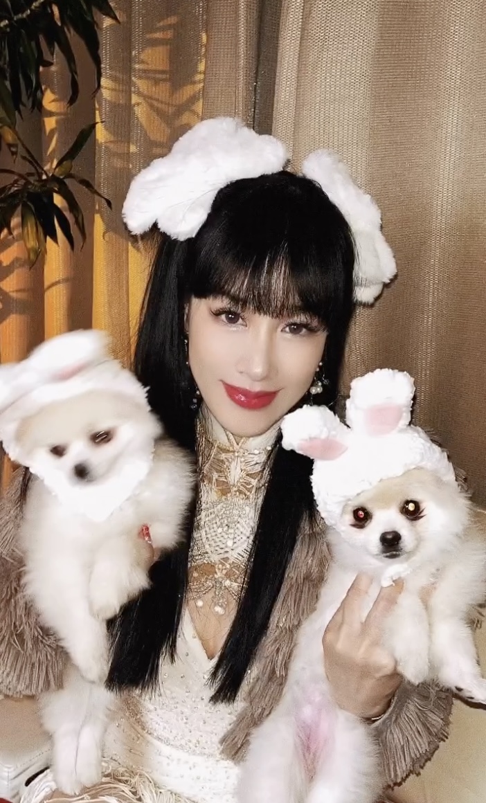 鍾麗緹近年來的妝感偏向於網紅風。