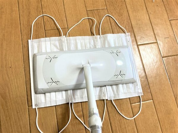 然後平排綁在除塵拖把之上。