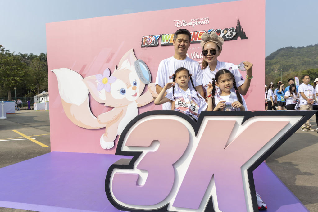 鍾麗淇一家4口一起參加香港迪士尼樂園「Duffy與好友3公里跑」。
