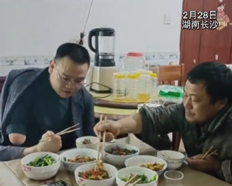 陳文軍與劉利已經在一起生活5年,互為手腳,真正的「情同手足」。