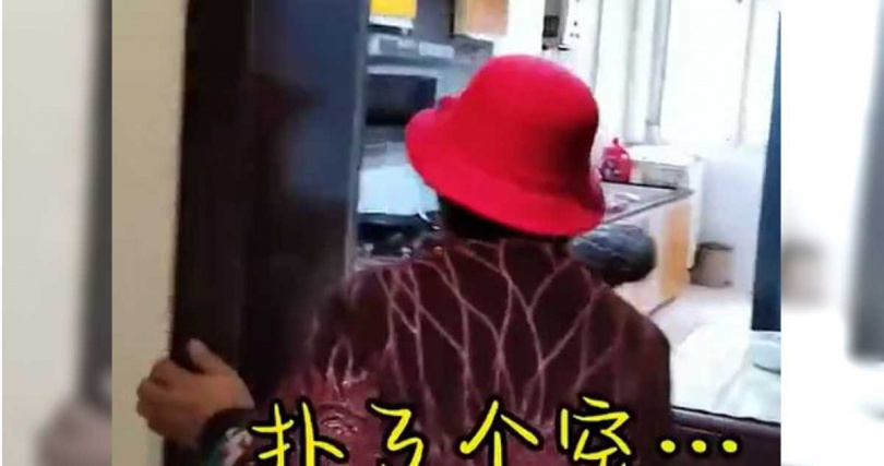 企圖找出「躲在鏡子後面的人」並痛打那個本就不存在的人。