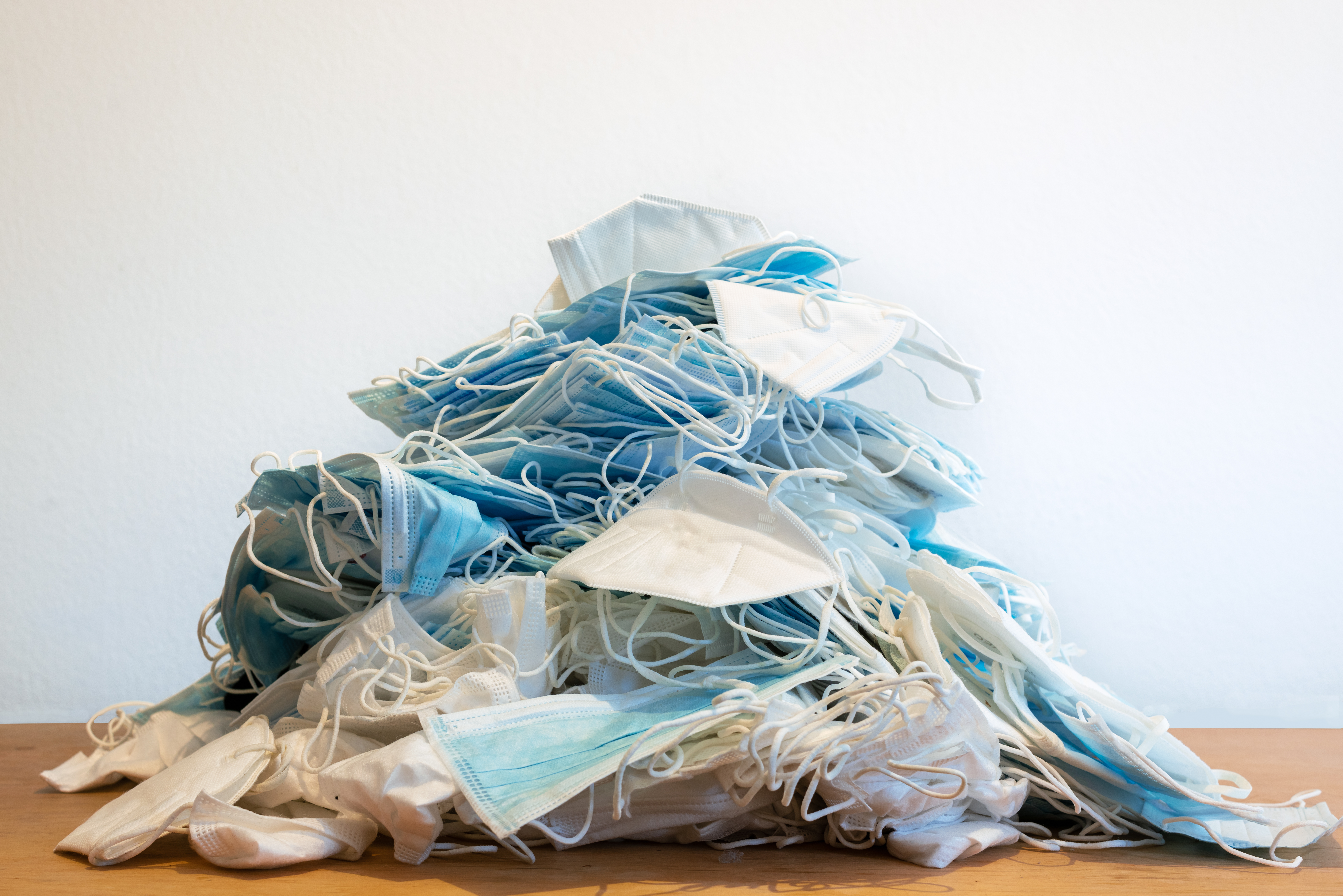 家中仍然有不少存貨,除了捐贈予有需要人士和繼續戴之外,還有什麼方法可以消滅一盒盒口罩?