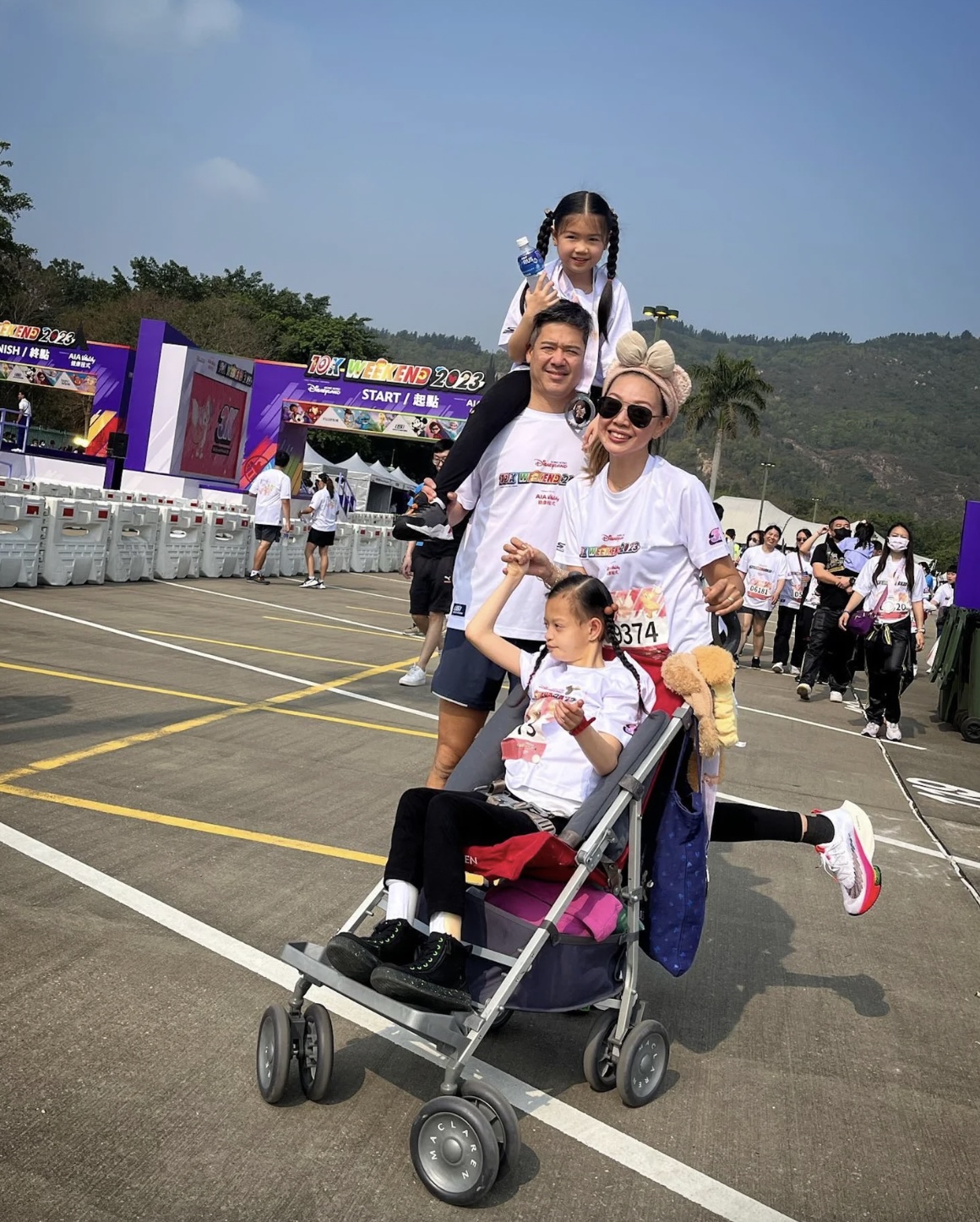 一家4口開心參加3公里跑步。