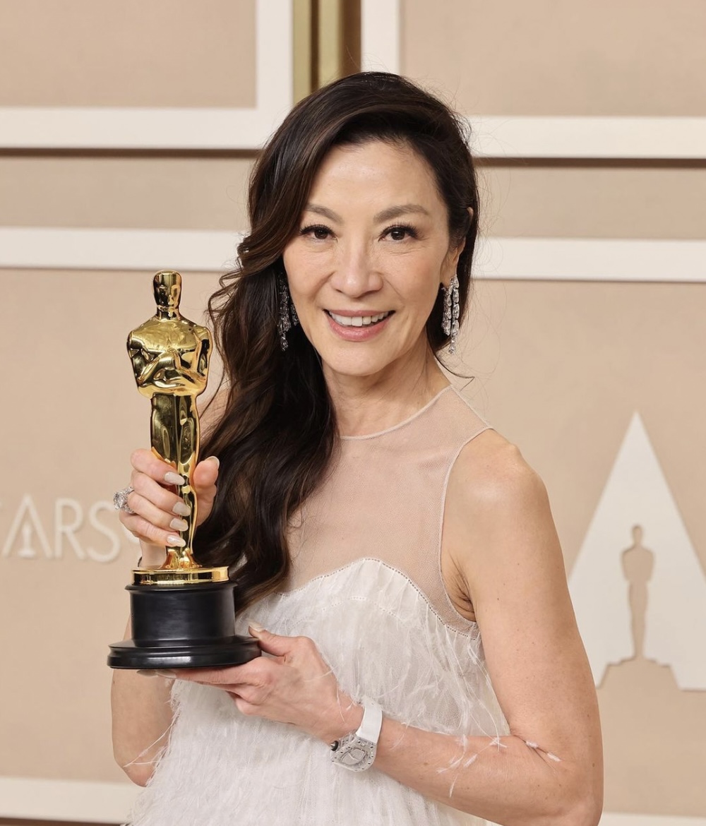 緊緻光澤好肌膚與好氣色完美艷壓眾人,完全看不出來已經60歲了!