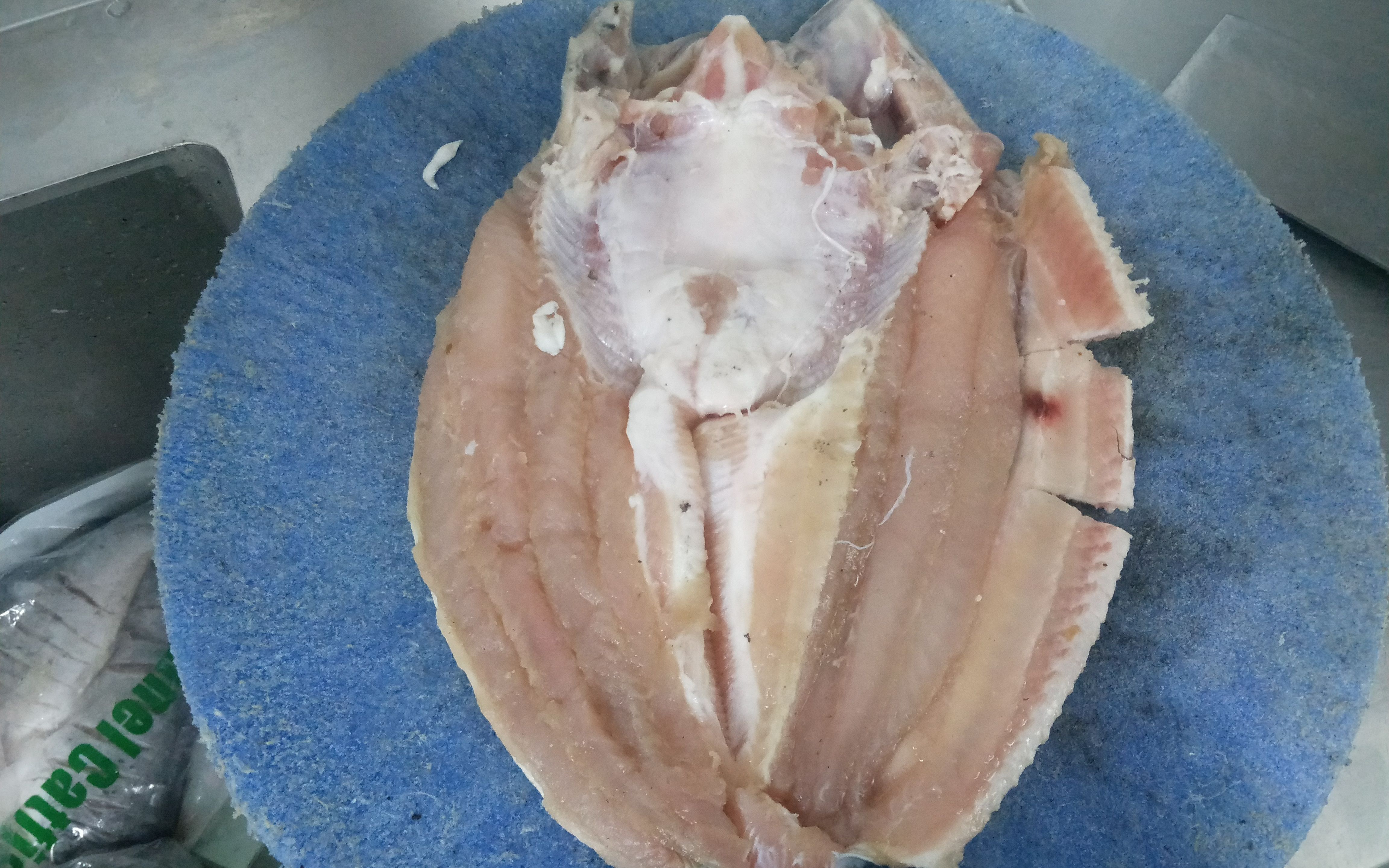 一些解凍後的魚已經被存放了2至3天,甚至出現斑塊,店內負責人也說「沒事!」。