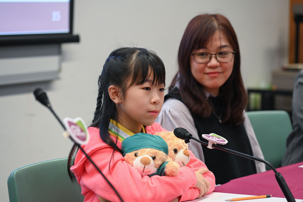11歲女童希頤3年前參與研究,希頤媽媽本身患900近視,屬近視高位一族。