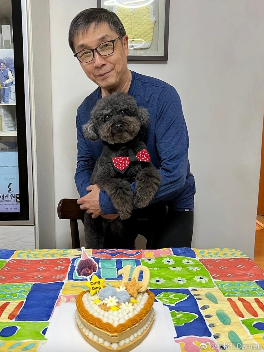 【73歲劉松仁近況】為愛犬切蛋糕慶生 身材消瘦曾被傳中風惹憂心