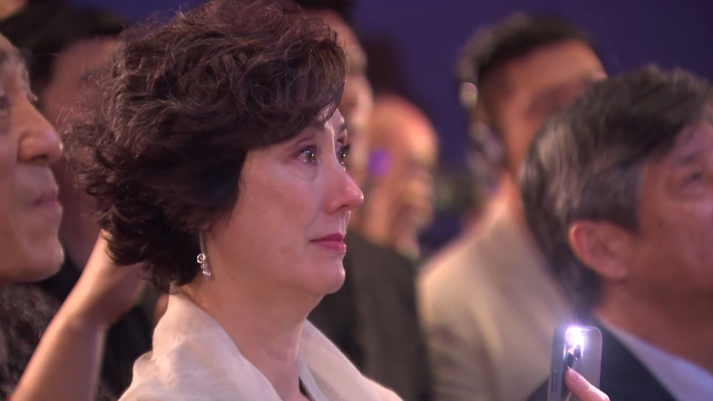 太太高麗虹在台下感動落淚。