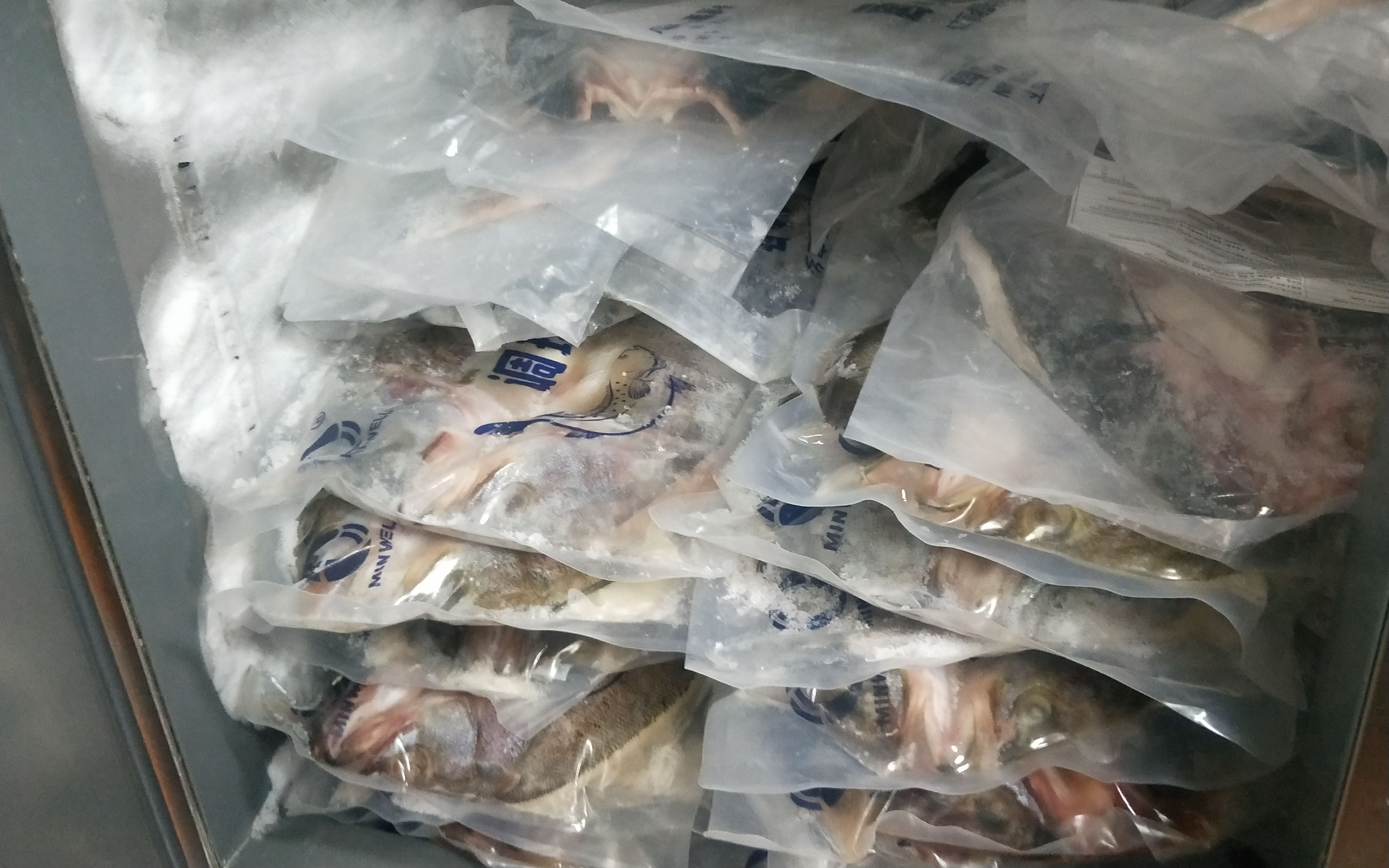 後厨竟然使用冷凍食材作為主打烤魚食材,根本不存在「24小時活魚現殺」。