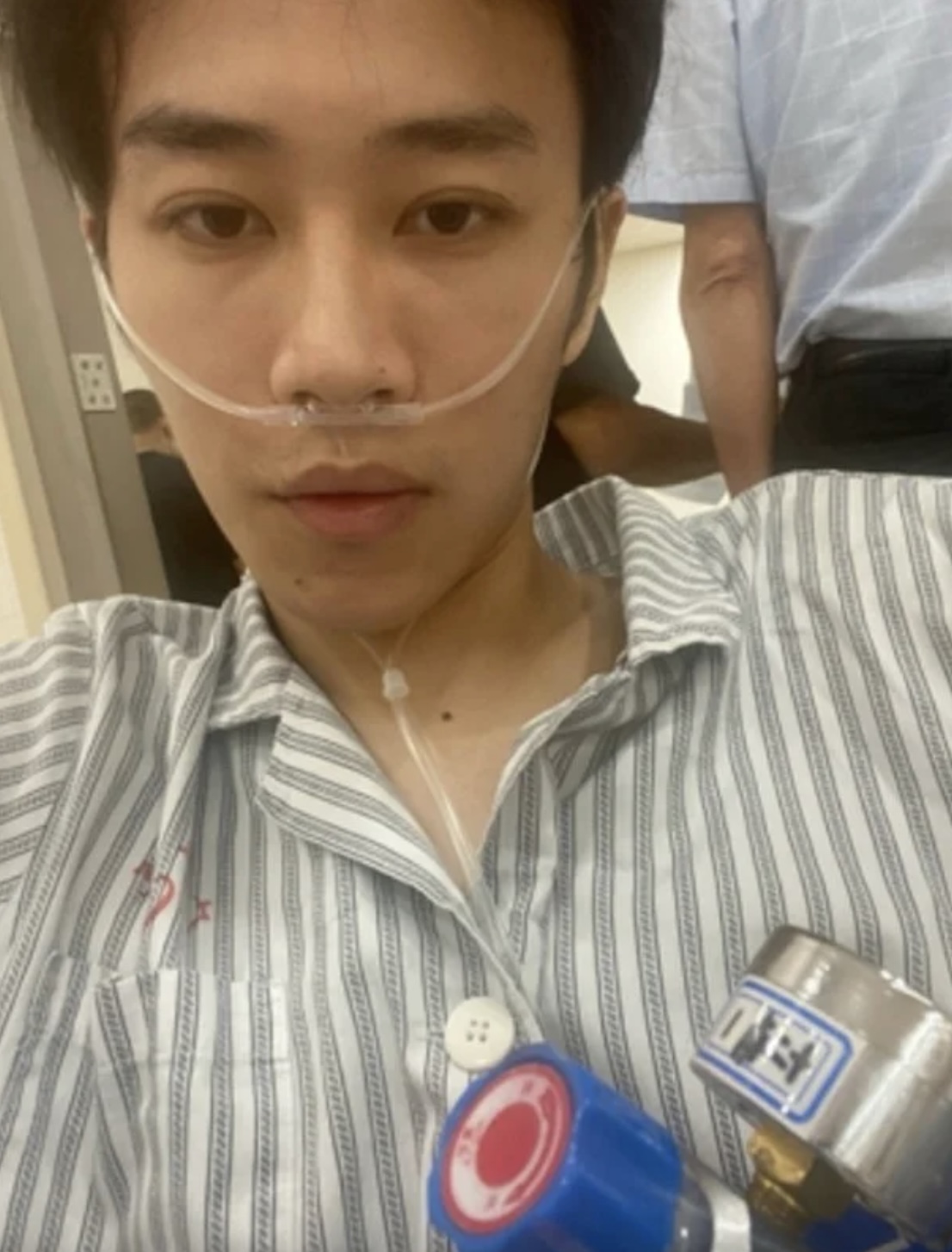 蔣智豪戴著鼻導管,手上也插著針管輸液。