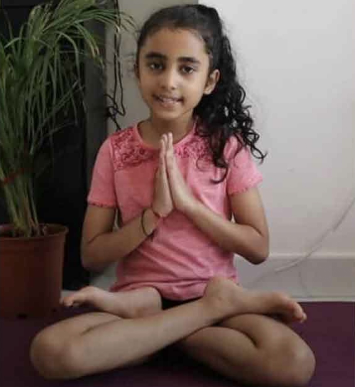 印度7歲女孩Praanvi Gupta獲健力士世界紀錄認證為「最年輕瑜伽女教練」。