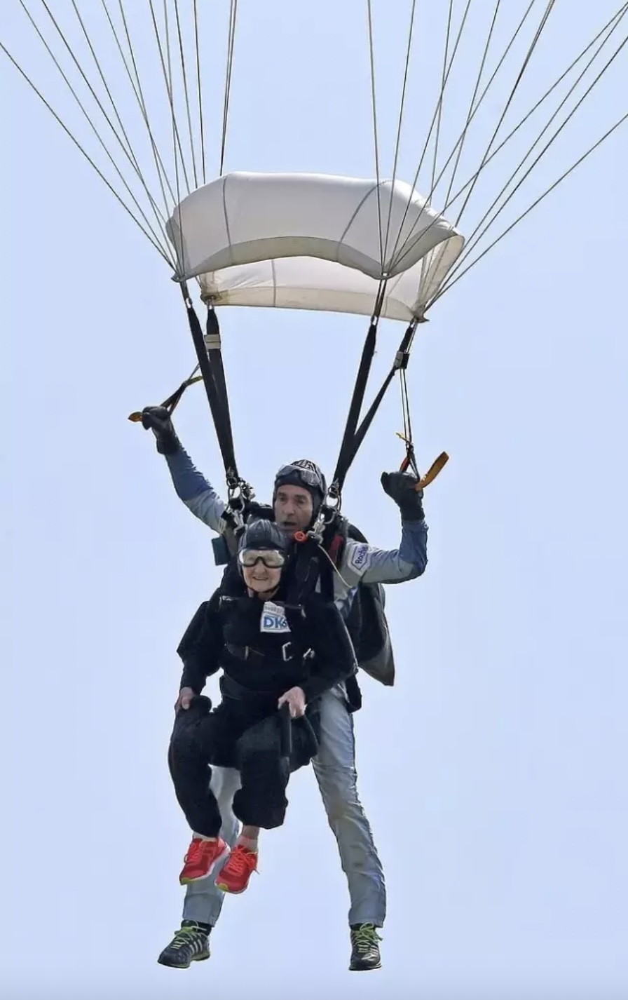 90歲為英女皇表演跳傘。