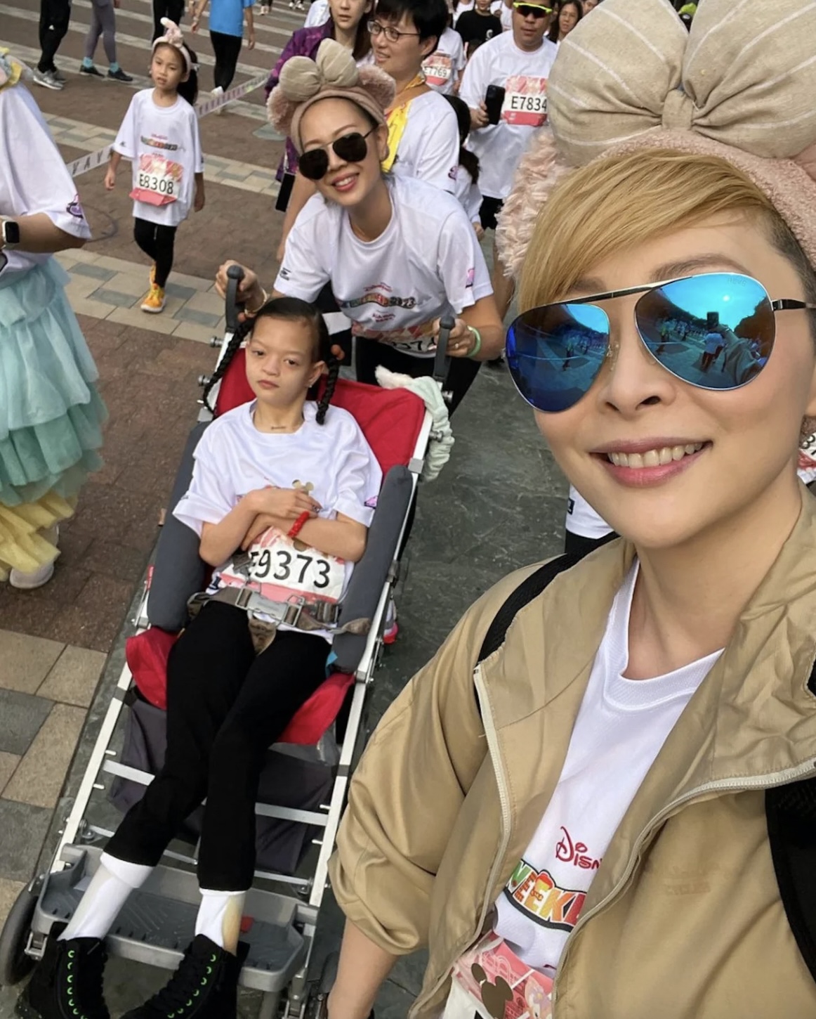 鍾麗淇與湯盈盈等好友一起參加跑步賽事。