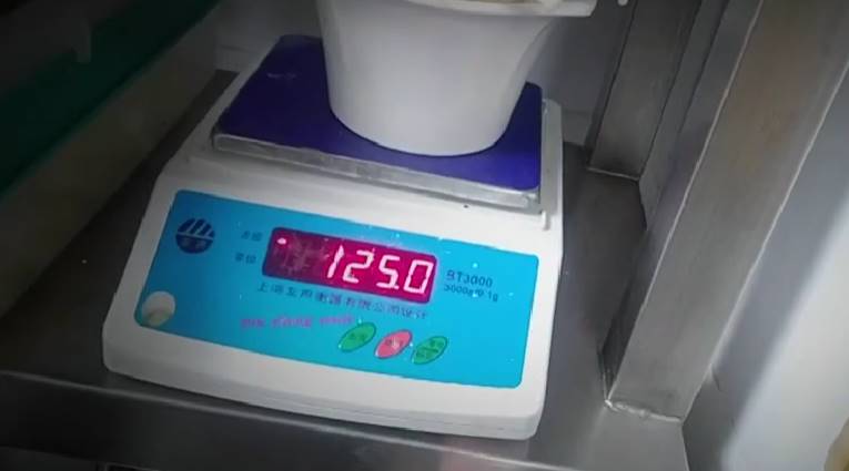 原本標榜160克的食材金針菇,實際上只有125克