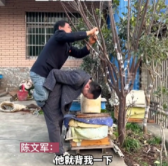 他們兩人在一次偶然的機會下相遇並認識對方,迅速成為好朋友。