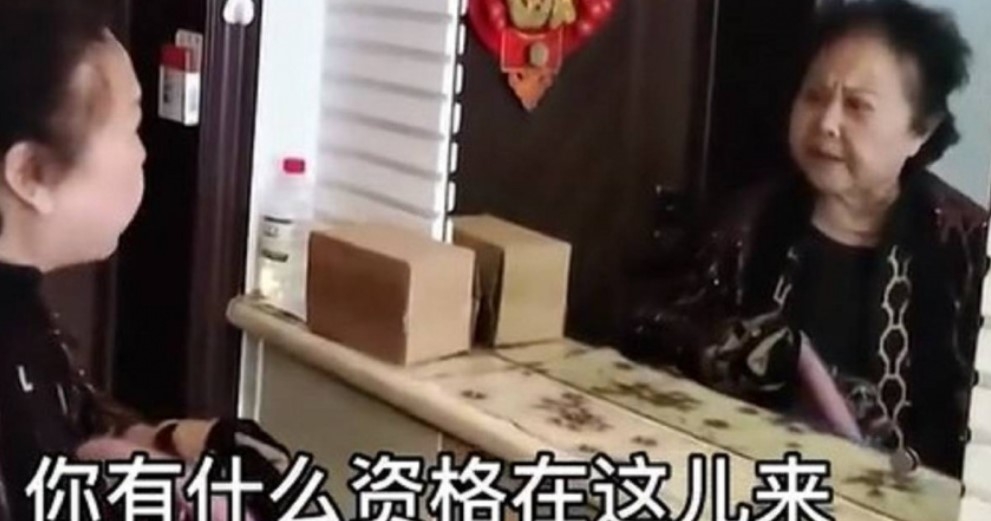 婆婆因病情嚴重,經常站在玄關的鏡子前語無倫次。
