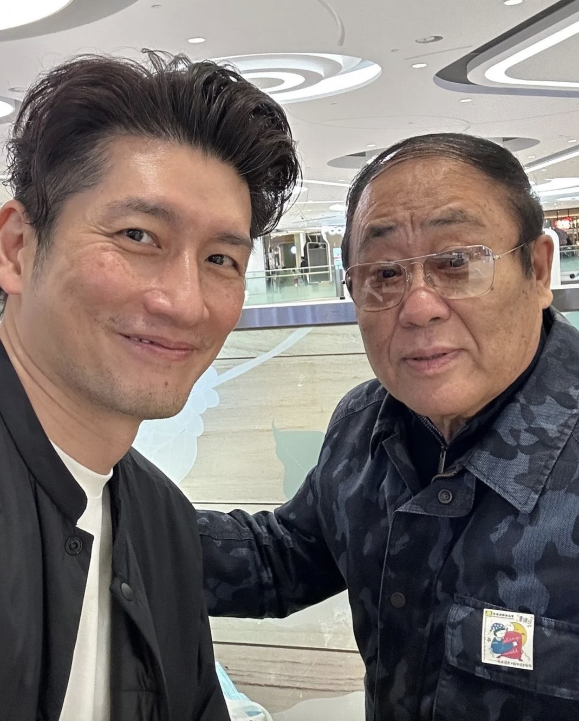 「潮偉」袁文傑上週日(5日)在IG貼出與曹總的合照。