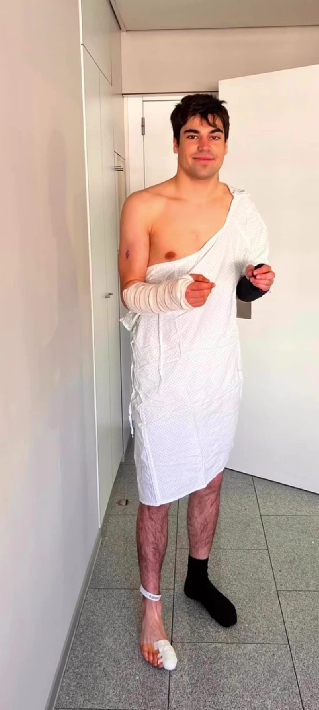 當時他的傷勢嚴重，雙手手腕骨折，右腳大拇指骨折，右手也做了手術。