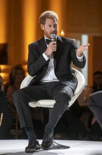 哈利仔訪談中談論自己在成長過程中受到的心理創傷。