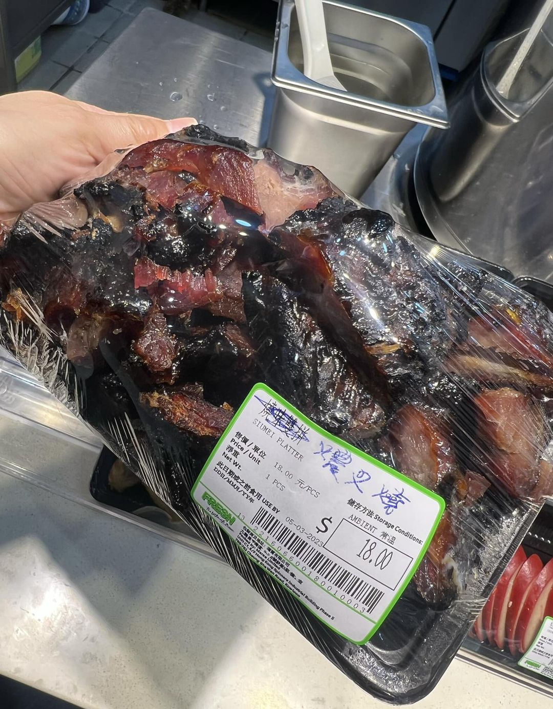 日前有網民在青衣城一間超市內發現一盒標價$18元的極燶叉燒。