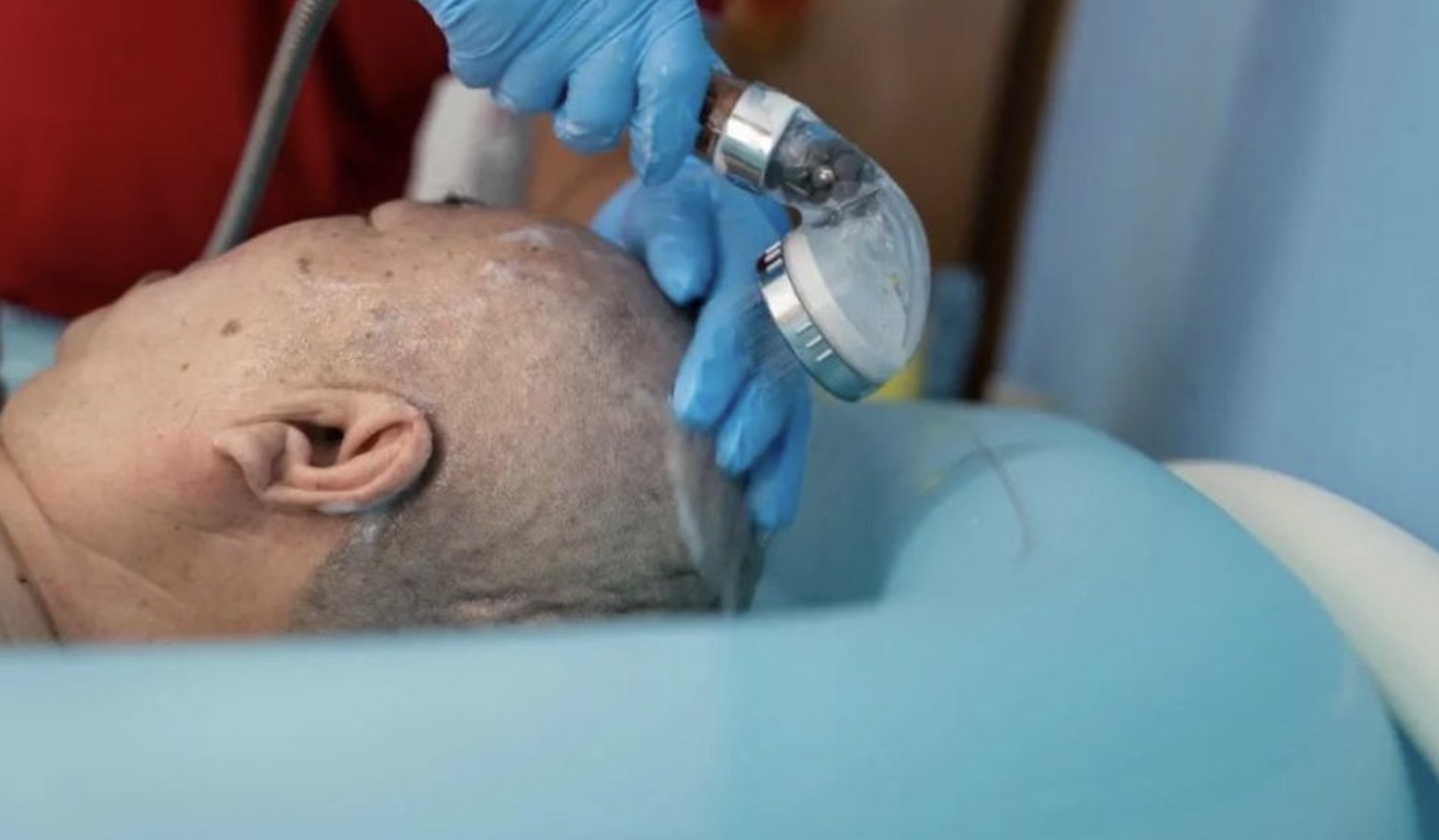 近年內地新興一門「上門幫人洗澡」的行業。