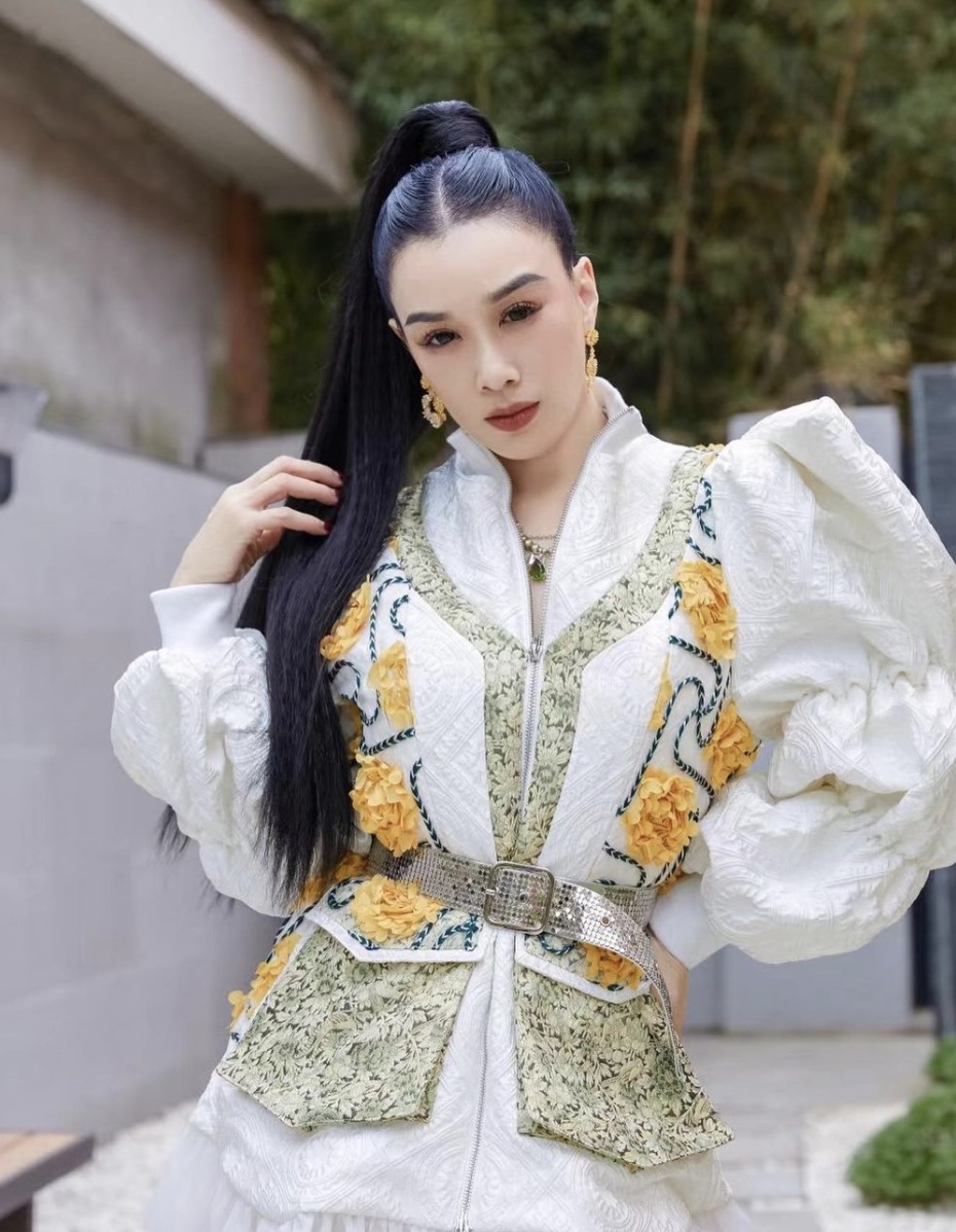 網民建議她不要強行扮年輕。